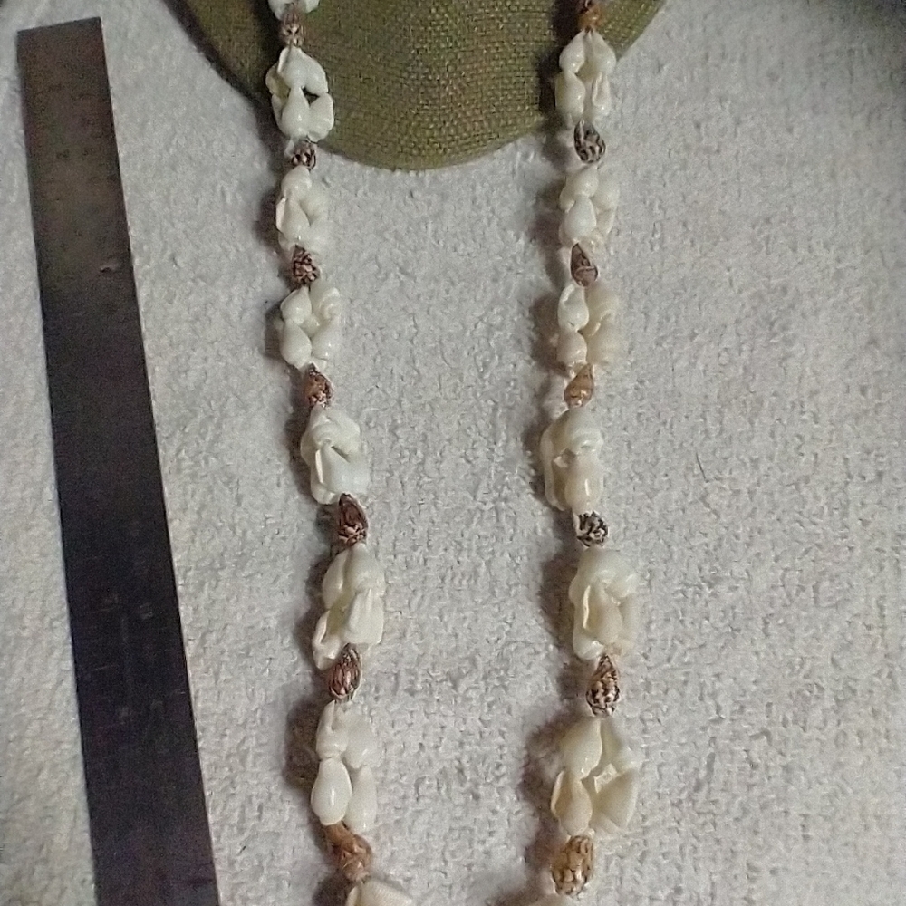 White brown long shell necklace beach Hawaii vacation ⛱️🏖️ 🐚🐚